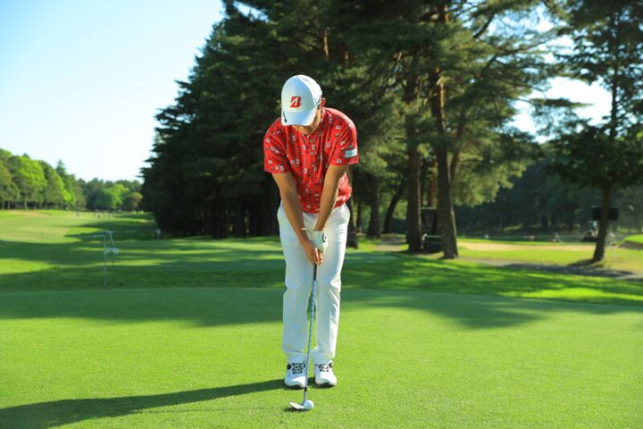 確実にピンに寄せる打ち方を男子プロが解説！ポイントは「フェースの向き」