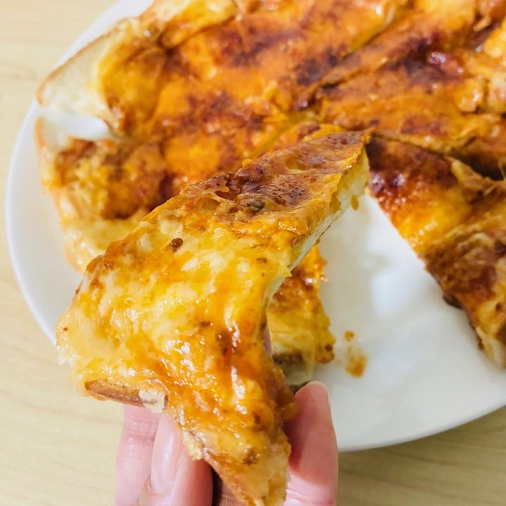 食パンを並べると…？まるで「ホールピザ」のような絶品ピザパンの作り方「家族が喜ぶ」「朝食やおやつに」