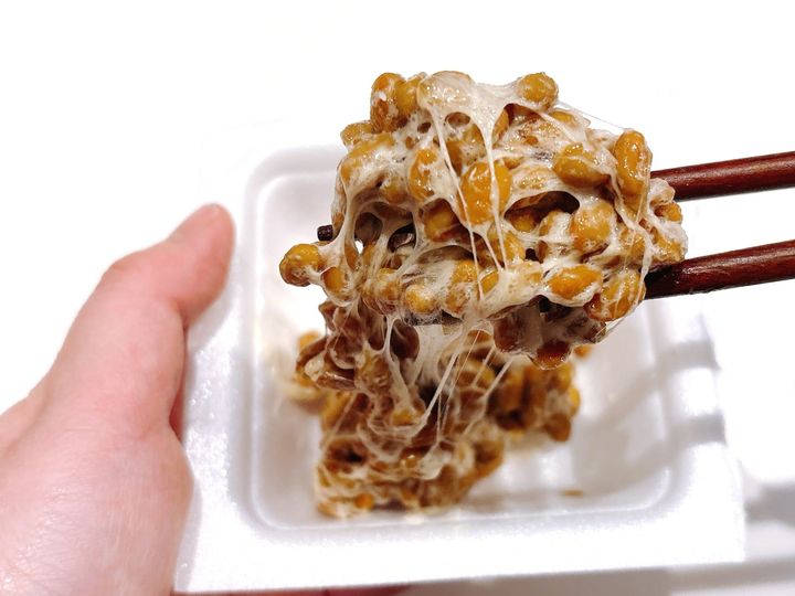 塩を入れて混ぜると、ずっしりとした塊になる