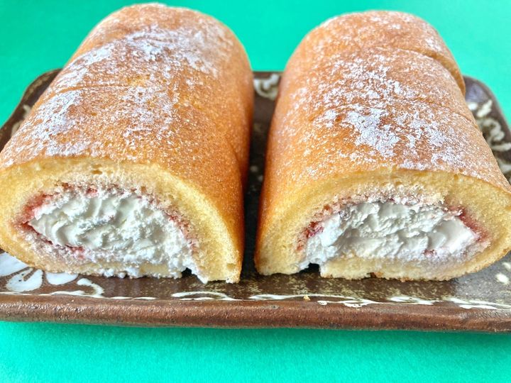 甘酸っぱくて美味しい！！【セブン】いちごの味わいがしっかり楽しめるロールケーキ