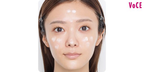 （1）目的の異なる2種類の下地→ツヤファンデ→パウダーの順に重ねる