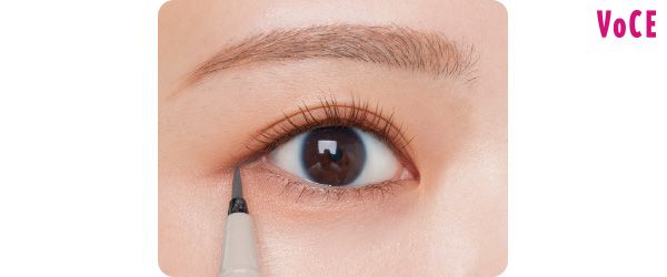 （5）グレージュのアイライナーで目尻を5 mm延長