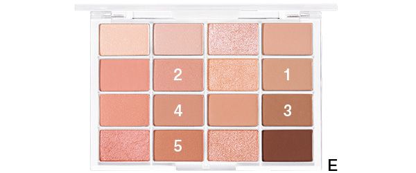 【E】の1＋2をアイホール、4＋5を二重幅にぼかす。どちらも目尻より長めに。5＋3を目尻の三角ゾーンにオン。