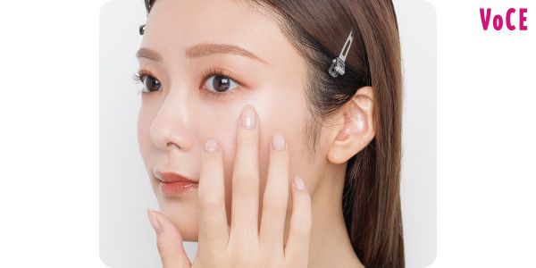 （12）ピンクのリキッドハイライトを頰の高い位置に