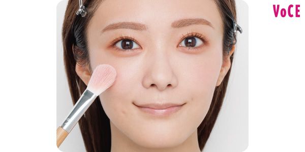 （8）ベージュとピンクのパウダーチークでピュアな血色に