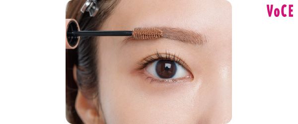 （2）目元に合わせ眉は明るめの赤みトーンに仕上げる