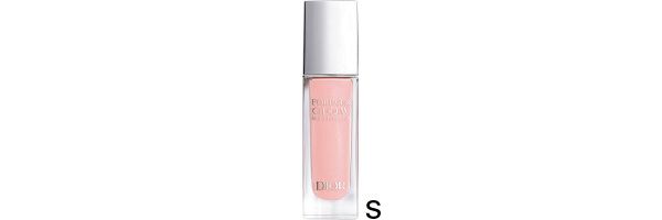 チークと重なるように、【S】を頰の高い位置に指でトントンと少量のせる。