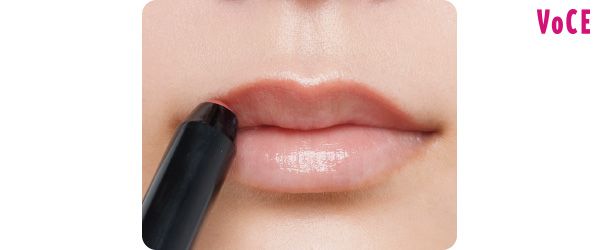 （9）太めのリップペンシルで唇の輪郭をマーク