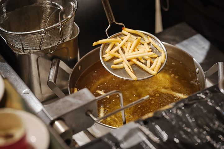 フレンチフライは揚げたてを提供