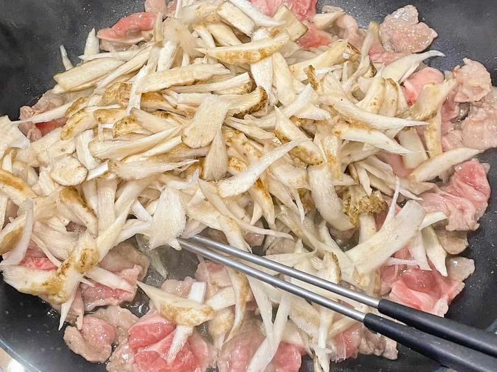 牛肉入り彩りきんぴらごぼう