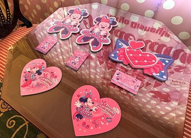スペシャルルームには、オリジナルデザインのカードキー＆キーケースと、キュートなミニーが描かれたハート型の2種類のポストカードが1室につき2点ずつ用意されている