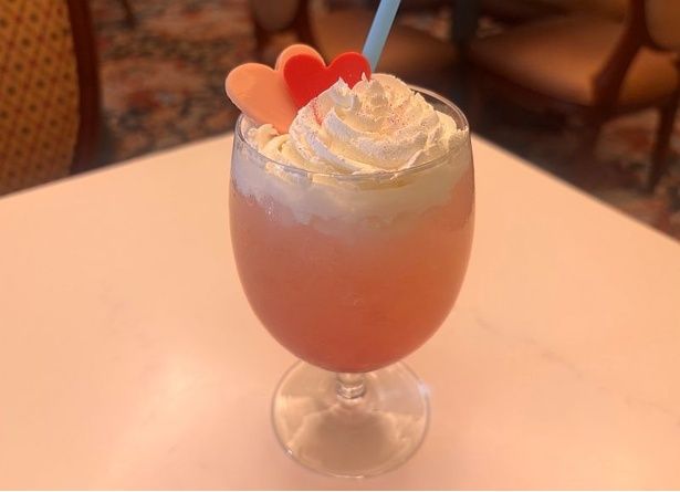 乳酸菌飲料の味わいがベースになったピンク色のスペシャルドリンク(1600円)