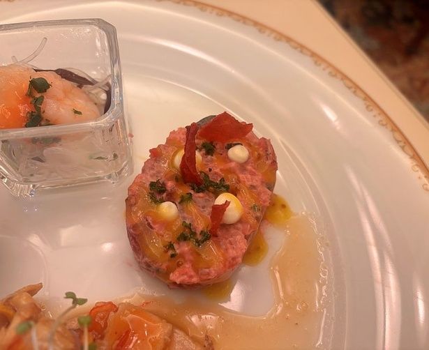 「マグロとサーモンのタルタル ハニーマスタードソース」。マグロ・サーモンに、ビーツとサワークリームを合わせ、色鮮やかなタルタルに仕上げている。野菜のシャキッとした歯応えも楽しい