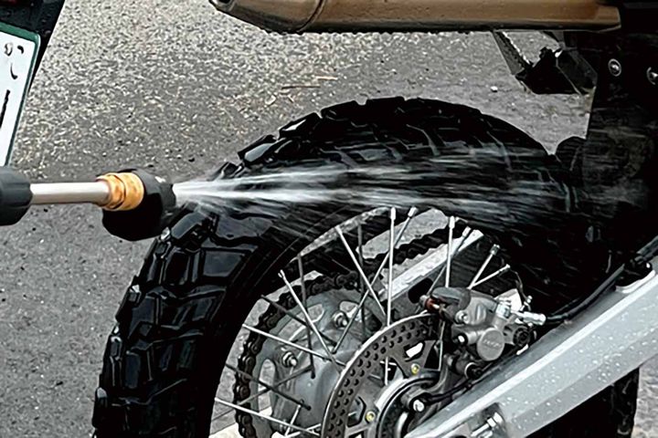 【カスタムジャパン｜スマートポータブル01 高圧洗浄機】洗車環境を選ばない、水道、電源いらず！【編集スタッフが本気で試す！みんなのテスト】