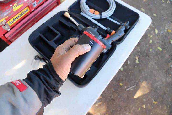 【カスタムジャパン｜スマートポータブル01 高圧洗浄機】洗車環境を選ばない、水道、電源いらず！【編集スタッフが本気で試す！みんなのテスト】