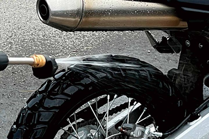 【カスタムジャパン｜スマートポータブル01 高圧洗浄機】洗車環境を選ばない、水道、電源いらず！【編集スタッフが本気で試す！みんなのテスト】