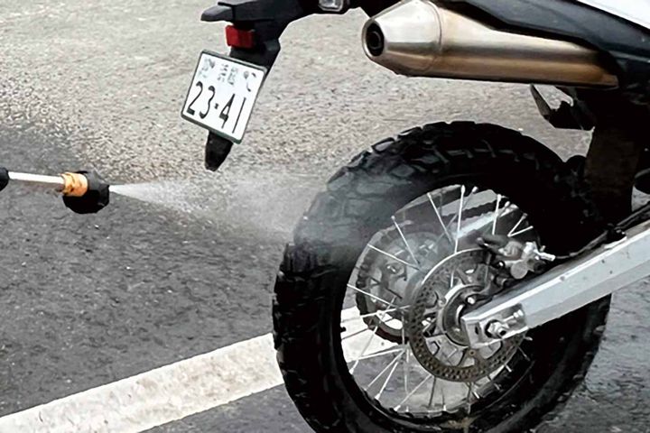 【カスタムジャパン｜スマートポータブル01 高圧洗浄機】洗車環境を選ばない、水道、電源いらず！【編集スタッフが本気で試す！みんなのテスト】