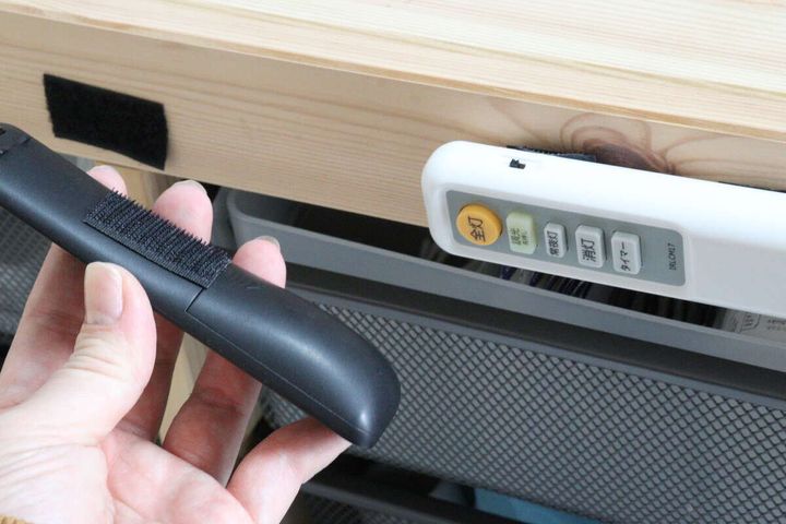 ダイソーのファスナーテープ（粘着タイプ、黒、25mm×30cm）をリモコンに付ける