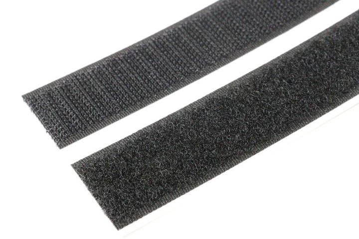 ダイソーのファスナーテープ（粘着タイプ、黒、25mm×30cm）のアップ