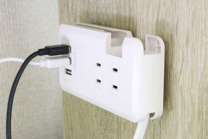 ダイソーのファスナーテープ（粘着タイプ、黒、25mm×30cm）をコンセントに使う