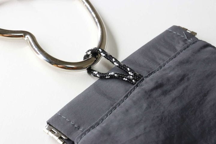 ダイソーのポケット付バネ口ポーチはループ付き