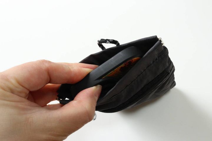 ダイソーのポケット付バネ口ポーチはスマホが入る