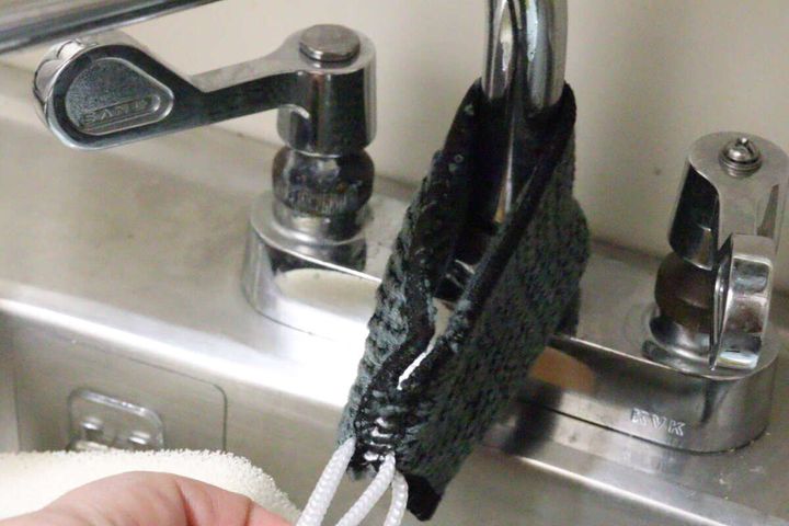 ダイソーのアクリルニットクリーナー（蛇口洗い）で蛇口掃除