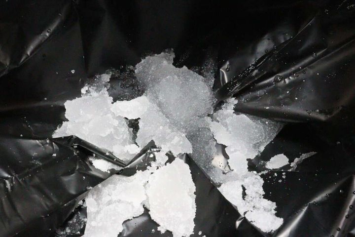 ダイソーの備蓄用ポータブル簡易和式トイレは使用後に凝固剤で固める