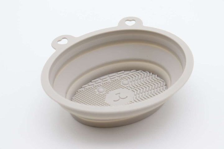 メイクブラシクリーナー 広げる