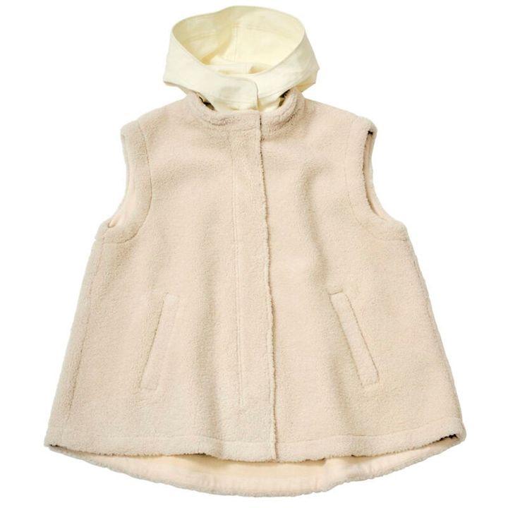 手触りのいいもこもこ素材がシーズンムードを演出。腰周りを隠す長めの丈も◎。コットン地のフードは取り外し可能。¥39,600（カデュネ／カデュネ プレスルーム）