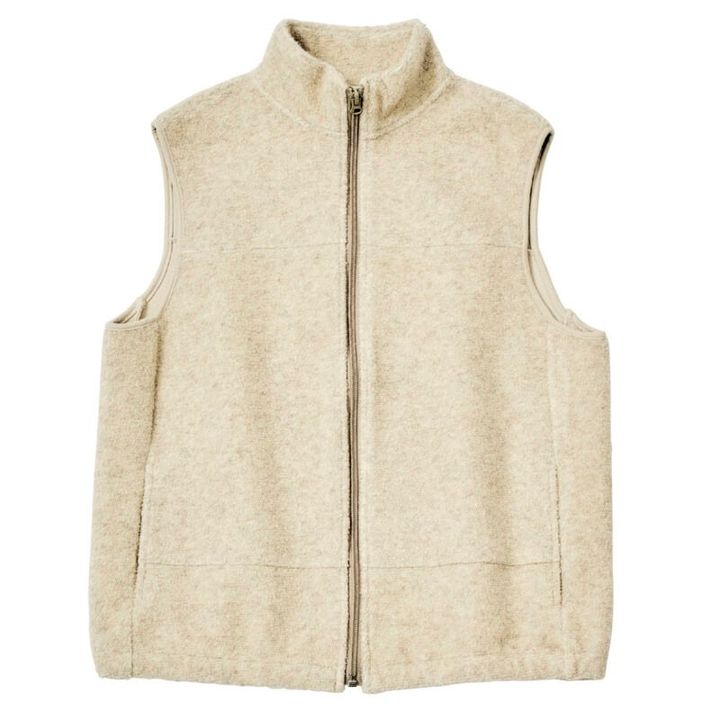 スポーティな印象のウールパイルベスト。シンプルかつやさしいアイボリー色で、きれいめコーデのハズし役にも最適。¥28,600（RHC／RHC ロンハーマン）
