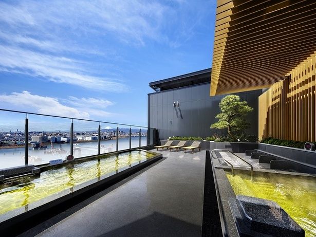 開放感あふれる！「泉天空の湯 羽田空港」の富士見の湯 露天風呂