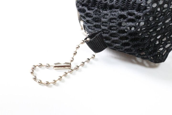 ダイソーのメッシュポーチ マチ付はボールチェーン付き