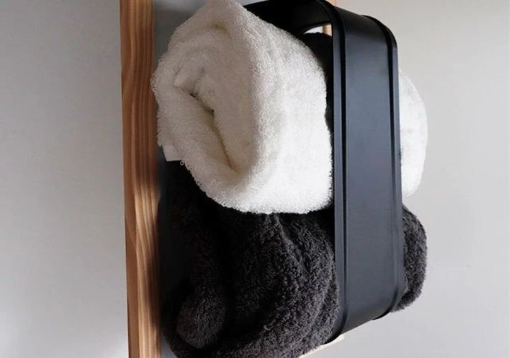 ダイソーのマグネットバスタオルホルダープレート ブラックでタオルを固定する