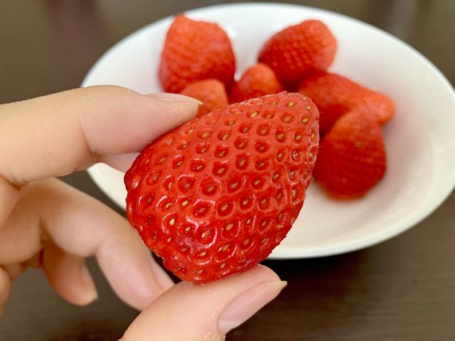 イチゴを食べる いちごを摘む指