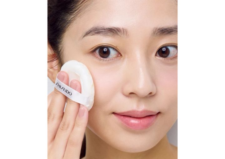 パウダーを載せている様子