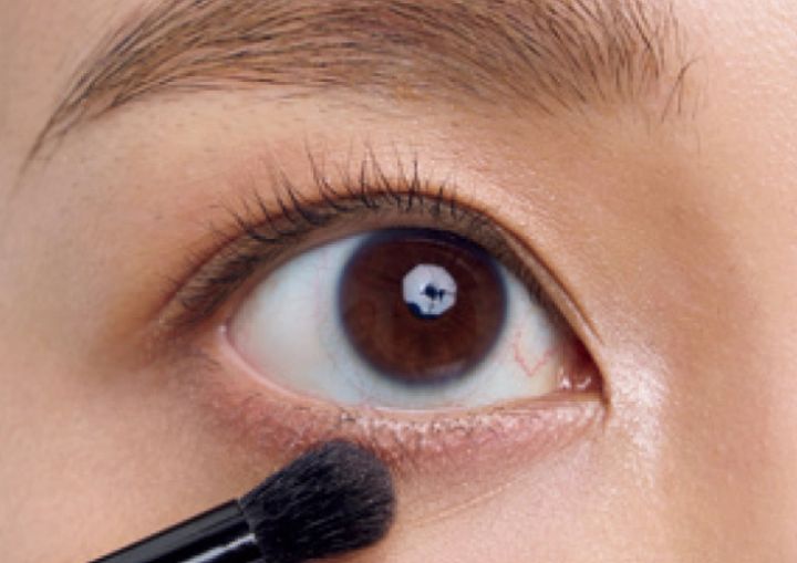 まぶたの下にパウダーを載せている様子