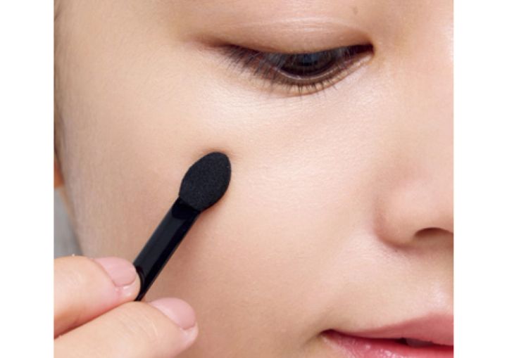 コンシーラーを塗っている様子