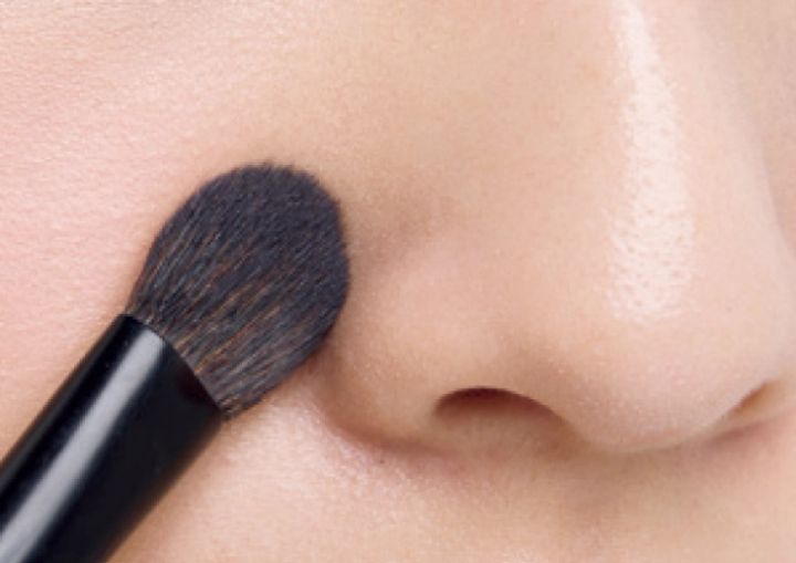 小鼻にパウダーを載せている様子