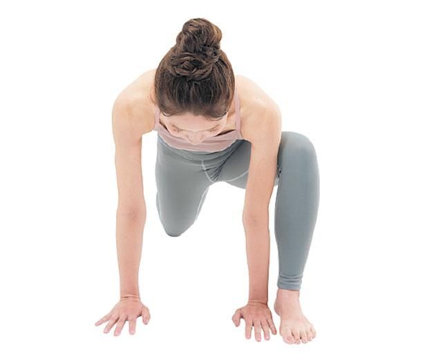 左足を左手の外側に置きます （C）erica／KADOKAWA