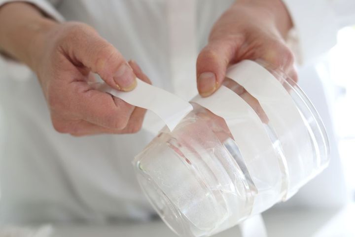 剥離紙をはがす