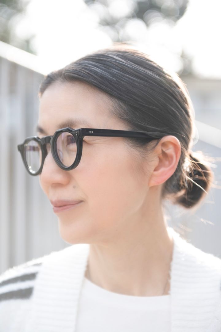 黒メガネもモノトーンコーデのアクセントに