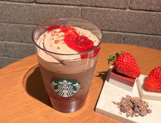 まるで上質なデザートのような満足感をもたらす「カカオ & ストロベリー ムース フラペチーノ」