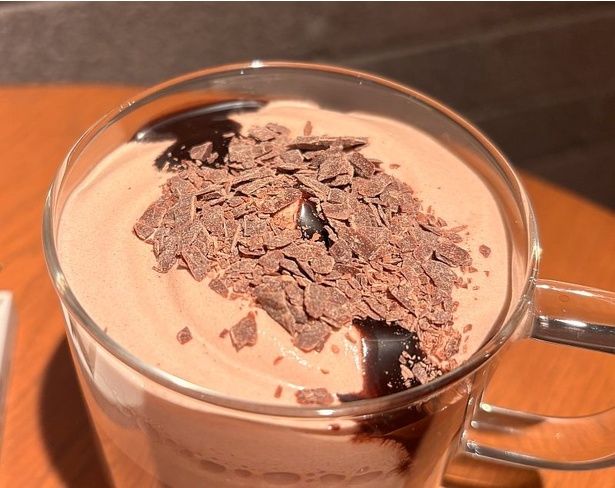 「カカオ ムース ラテ」は、ほろ苦く深みのあるカカオソースに、エスプレッソの香ばしさを重ねたラテ