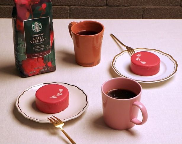 こちらは、バレンタインを彩る新作フード「ルビーチョコレートケーキ」(620円)。ルビーチョコレートムースに忍ばせたカシスフィリングがフルーティーな味わいを演出