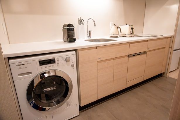 全部屋キッチン付きの室内は冷蔵庫や食洗機だけでなく、洗濯機まで完備