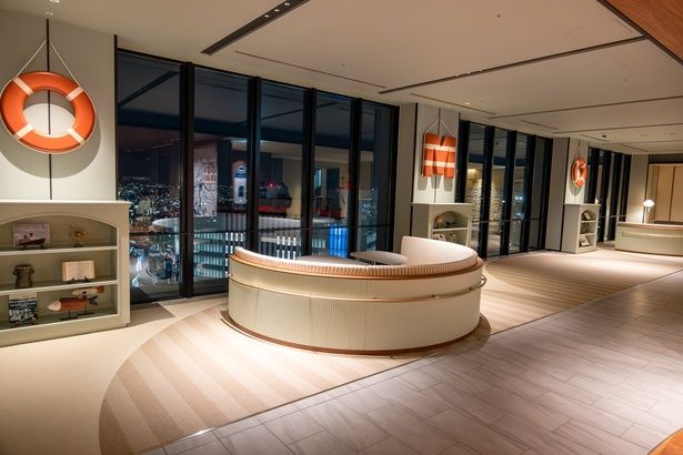 OMOベースにの柱には、浮き輪をイメージしたOMOのアルファベットが装飾されている