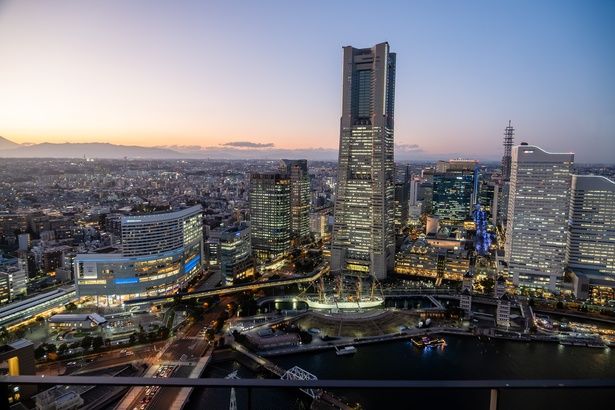横浜ランドマークタワーと帆船日本丸。横浜を代表する景色を中心に、大パノラマが広がる