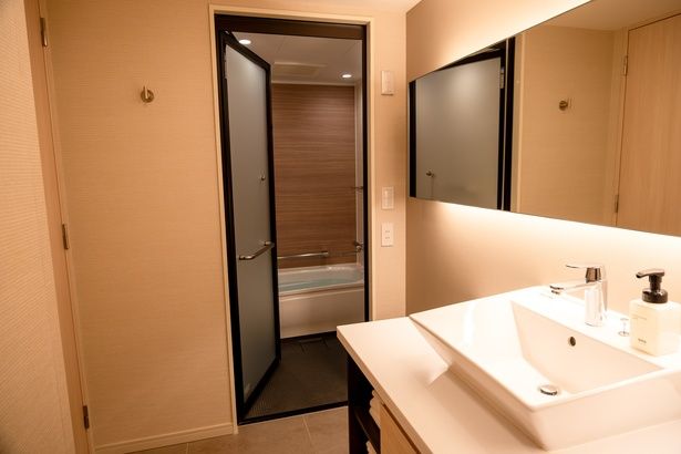バスルームは、浴室とトイレがセパレートに。大きな鏡も2人で利用できて便利