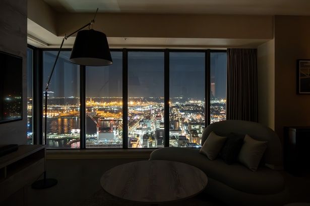 部屋の照明を落とせば、目の前に港の夜景が広がる
